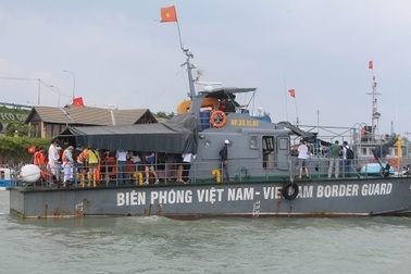 Tàu du lịch hỏng máy bị sóng “uy hiếp”, 29 du khách Nga thoát chết