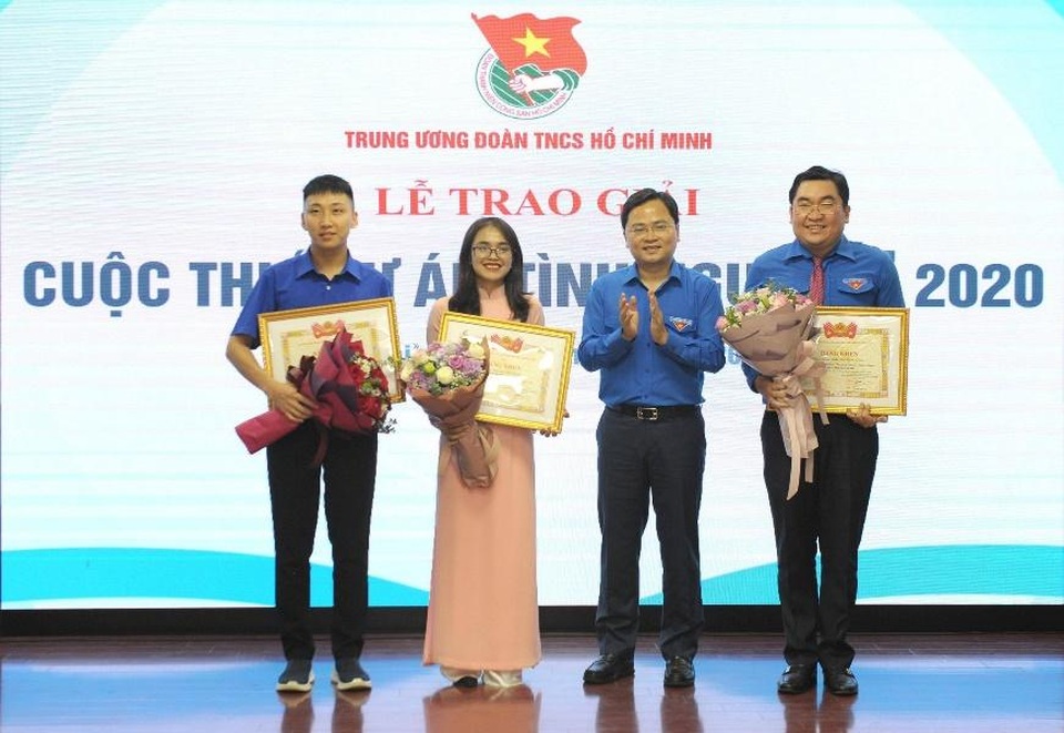 Cô giáo Hà Nội làm dự án tình nguyện vận động học sinh vùng cao mặc đồ lót - 3 Cô giáo Hà Nội làm dự án tình nguyện vận động học sinh vùng cao mặc đồ lót - 3