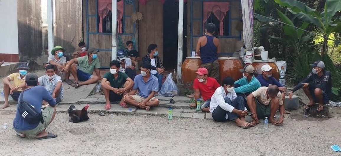 Liên tiếp bắt giữ 2 tụ điểm đá gà ăn tiền ngày cận Tết - 1 Liên tiếp bắt giữ 2 tụ điểm đá gà ăn tiền ngày cận Tết - 1