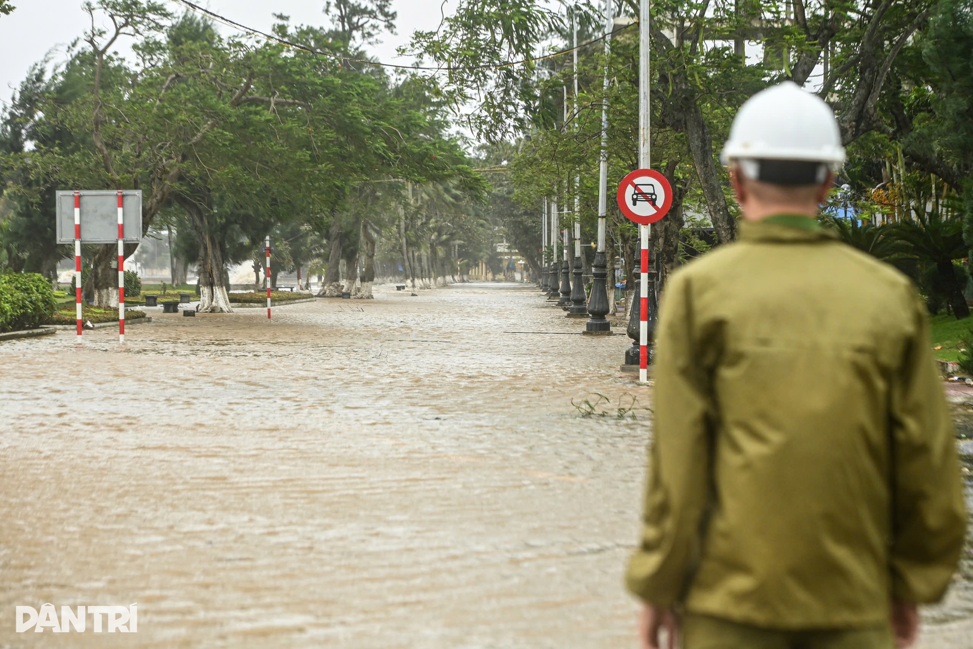 Sóng biển Đồ Sơn cao 8m, xe cảnh sát hú còi nhắc dân về nơi an toàn - 14