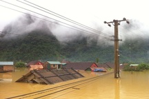 Xót xa cảnh nước lũ dâng tận mái nhà dân