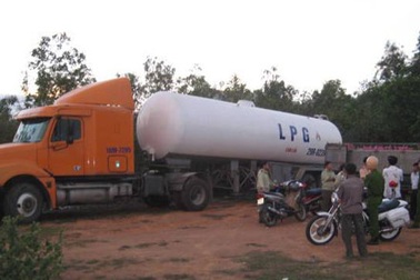 Sang chiết gas lậu ở... nghĩa địa