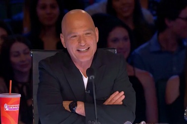 Tiết mục thăng bằng “rợn tóc gáy”