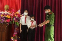 Nhặt được tiền, 2 học sinh lớp 7 mang trả lại người đánh rơi