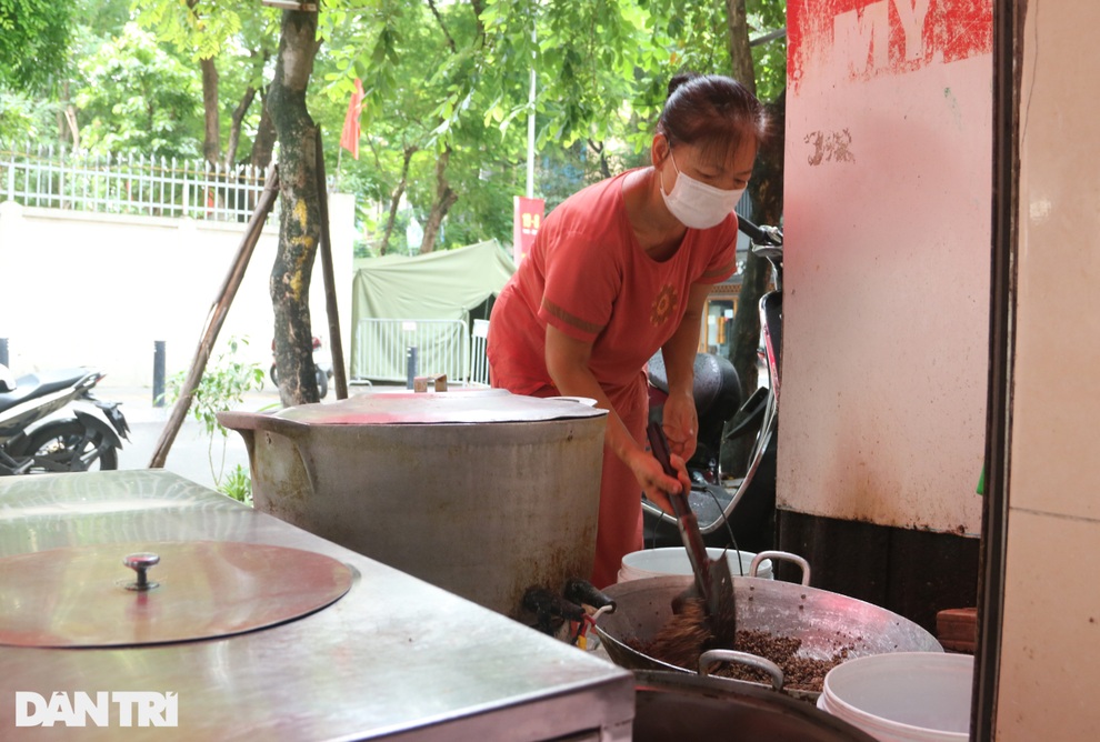 Hà Nội: Chủ hàng tất bật dọn quán trước giờ được mở cửa bán hàng trở lại - 8 Hà Nội: Chủ hàng tất bật dọn quán trước giờ được mở cửa bán hàng trở lại - 8