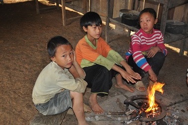 Bố bị bắn chết, mẹ bỏ đi, 3 chị em nuôi nhau trong căn nhà nát