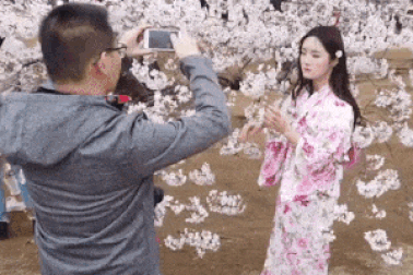 Bật cười với sự kiên nhẫn của chàng trai có bạn gái “nghiện sống ảo”