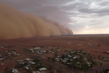 Video bão cát "nuốt chửng" thị trấn Australia như "ngày tận thế"