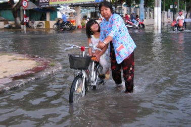 Nhiều tuyến phố ngập sâu vì triều cường