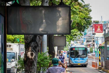 Hàng loạt bảng điện tử "tắt ngúm" tại nhiều nhà chờ xe buýt ở TPHCM