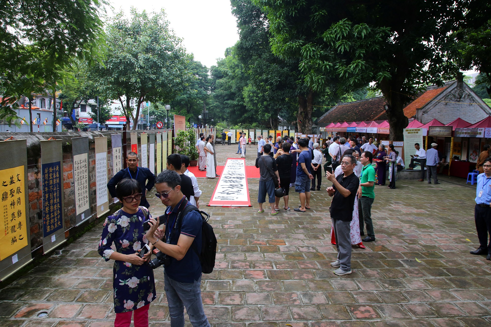 12 thư pháp gia dùng bút khổng lồ viết bức thư pháp dài 12 mét - 1 12 thư pháp gia dùng bút khổng lồ viết bức thư pháp dài 12 mét - 1
