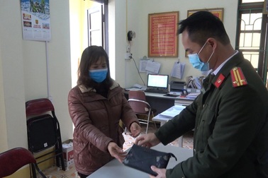 Nhặt được hơn 100 triệu đồng, người phụ nữ liền nhờ công an trả "khổ chủ"