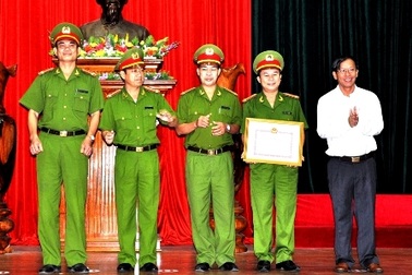 Khen thưởng công an khám phá nhanh vụ trộm trụ sở Tam Kỳ