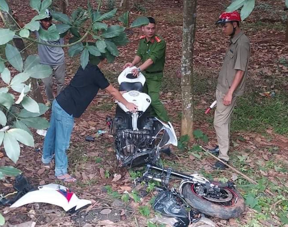 Gây tai nạn khi đang chạy với tốc độ “tử thần”, xe phân khối lớn gãy đôi - 2 Gây tai nạn khi đang chạy với tốc độ “tử thần”, xe phân khối lớn gãy đôi - 2