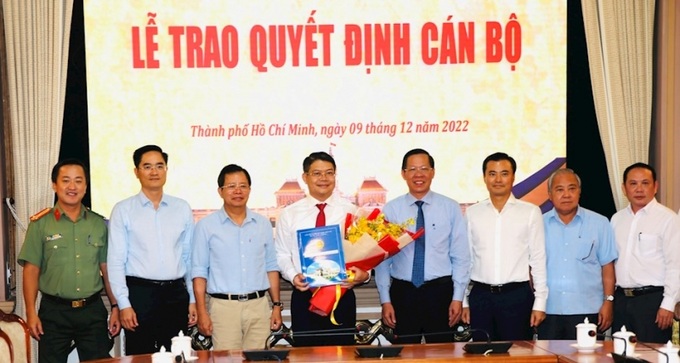 Chủ tịch UBND TP.HCM Phan Văn Mãi cùng các đại biểu tặng hoa chúc mừng ông Nguyễn Thành Lợi.