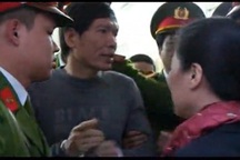 Dương Tự Trọng "nạt" vợ con không được khóc