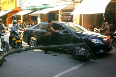 "Xế hộp" bạc tỷ bị cột đèn tín hiệu giao thông... rơi trúng đầu