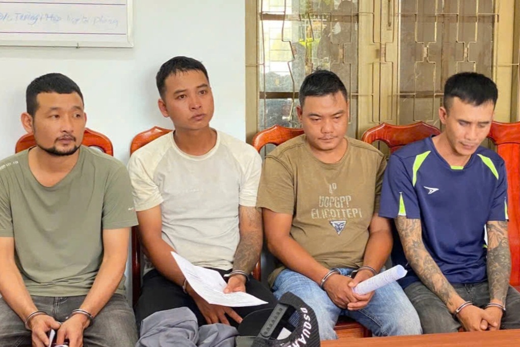 Bắt giam 4 đối tượng đánh tài xế ô tô để tranh giành khách - 1 Bắt giam 4 đối tượng đánh tài xế ô tô để tranh giành khách - 1