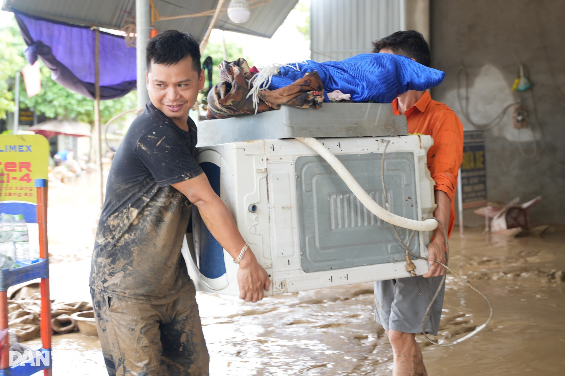 Bùn cao hơn cả mét, người dân vùng lũ Nghệ An hối hả dọn dẹp sau lũ - 6 Bùn cao hơn cả mét, người dân vùng lũ Nghệ An hối hả dọn dẹp sau lũ - 6