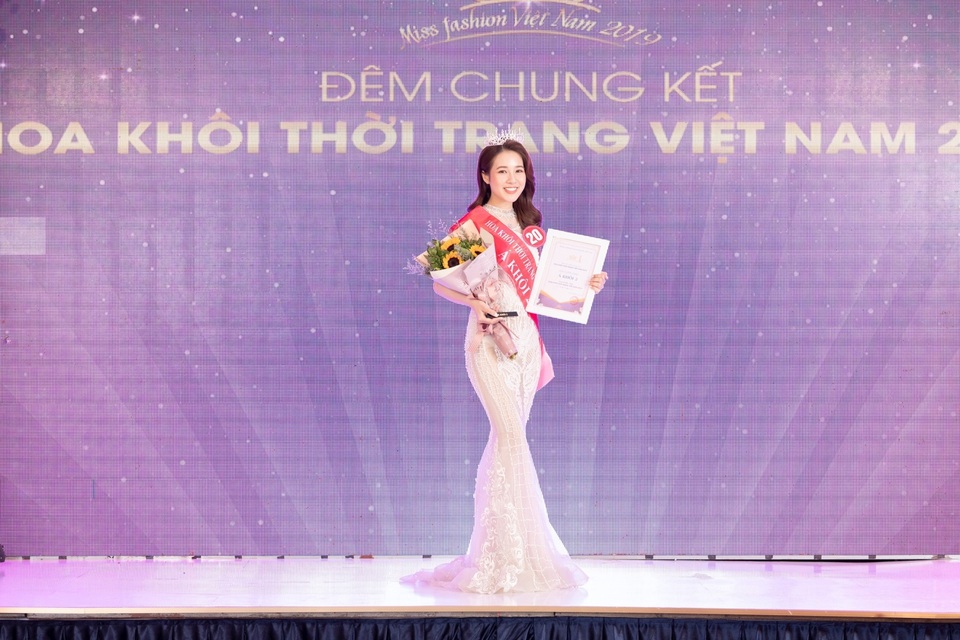 Soi thành tích học tập “khủng“ thời cắp sách tới trường của Á khôi Đỗ Hà Trang - 4 Soi thành tích học tập “khủng“ thời cắp sách tới trường của Á khôi Đỗ Hà Trang - 4