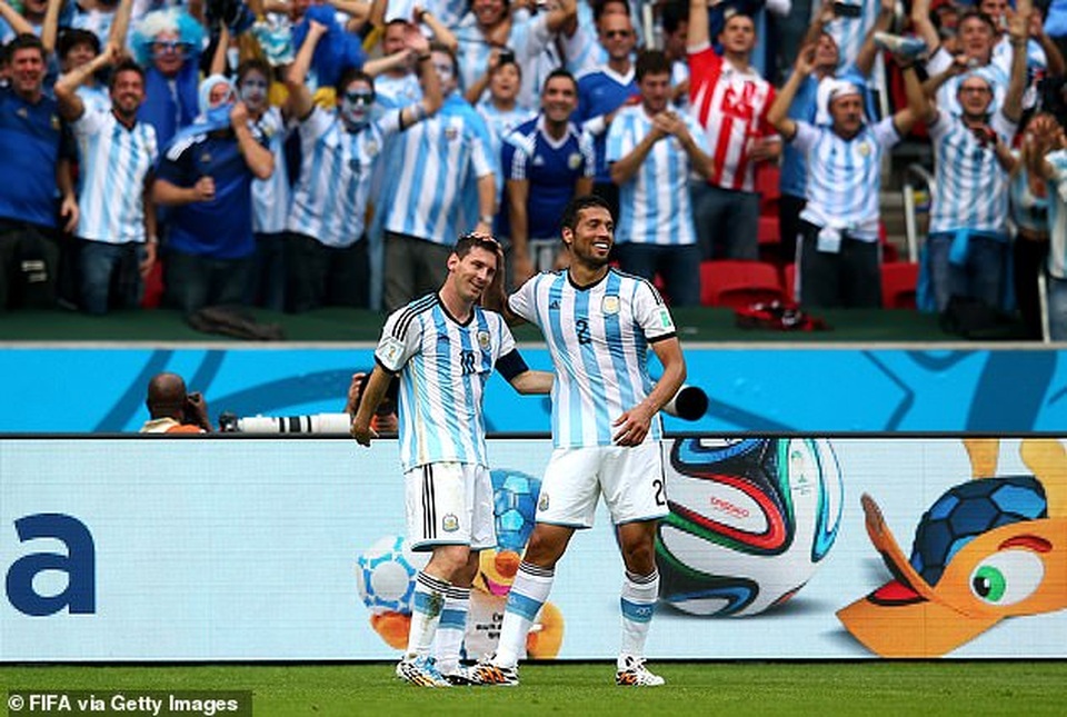 Trước Suarez, những ngôi sao nào từng là đồng đội của C.Ronaldo lẫn Messi? - 11 Trước Suarez, những ngôi sao nào từng là đồng đội của C.Ronaldo lẫn Messi? - 11