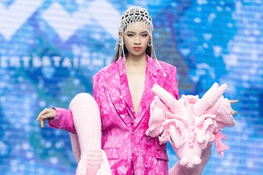 Bảo Hà kể hậu trường catwalk với chú rồng bằng len nặng 15kg