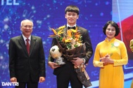 Hoàng Đức giành Quả bóng vàng nam Việt Nam 2021