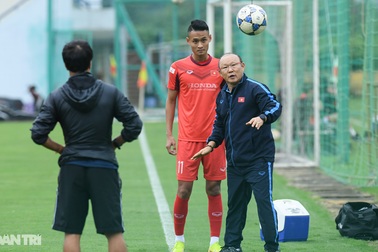 HLV Park Hang Seo uốn nắn cầu thủ U22 Việt Nam trong bài tập lạ