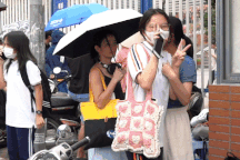 Kết thúc kỳ thi lớp 10: Phụ huynh Hà Nội phấn khởi "thưởng nóng" cho con