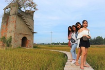 Giới trẻ thích thú check-in lò gạch cũ ngay gần Hội An