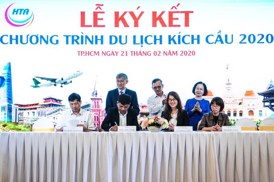 Đối đầu Covid-19, ngành du lịch giảm sâu tới 50% - 1 Lễ ký thỏa thuận kích cầu du lịch giữa các doanh nghiệp thuộc Hiệp hội Du lịch TPHCM