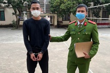 Người phụ nữ bị kẻ bịt mặt kề dao vào cổ cướp tiền vừa rút ở cây ATM