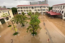 Trường học giữa Hà Nội đóng cổng 10 ngày liên tiếp kể từ trận lụt 30/9
