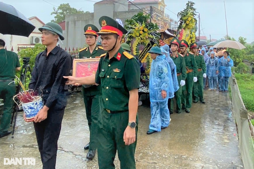 View - Đại úy hy sinh khi chống bão Yagi yên nghỉ trong lòng đất mẹ | Báo Dân trí