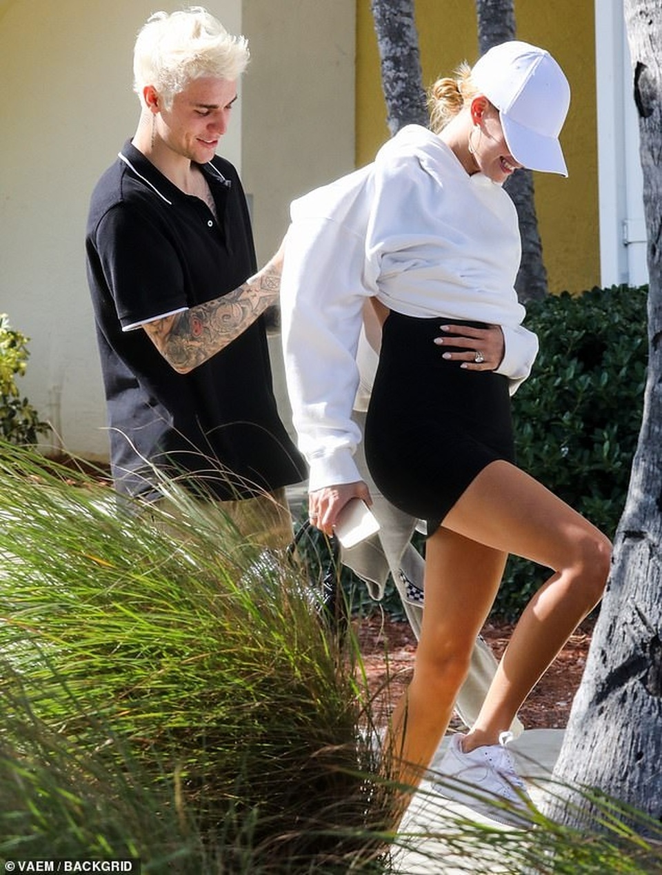 Justin Bieber chỉnh áo giúp vợ trên phố - 1 Justin Bieber chỉnh áo giúp vợ trên phố - 1