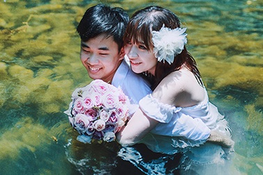 Ảnh cưới "mát rượi" mùa hè của cặp đôi Việt kiều