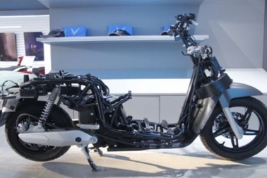 "Đập hộp" VinFast Klara S mới toanh, kiểm tra "hàng hiệu" bên trong