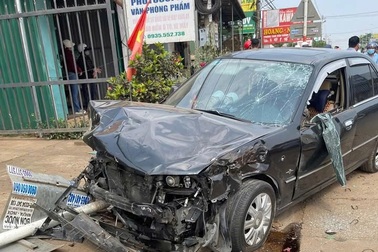 Ô tô biển xanh va chạm với công nông, 3 người thương vong