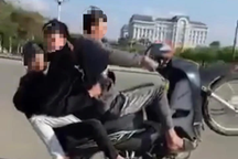 Nhóm học sinh lái xe máy kẹp 3, bốc đầu rồi nhờ người quay clip