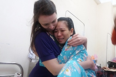 Người mẹ Việt sinh con trên máy bay rơi nước mắt gặp nữ bác sĩ Anh