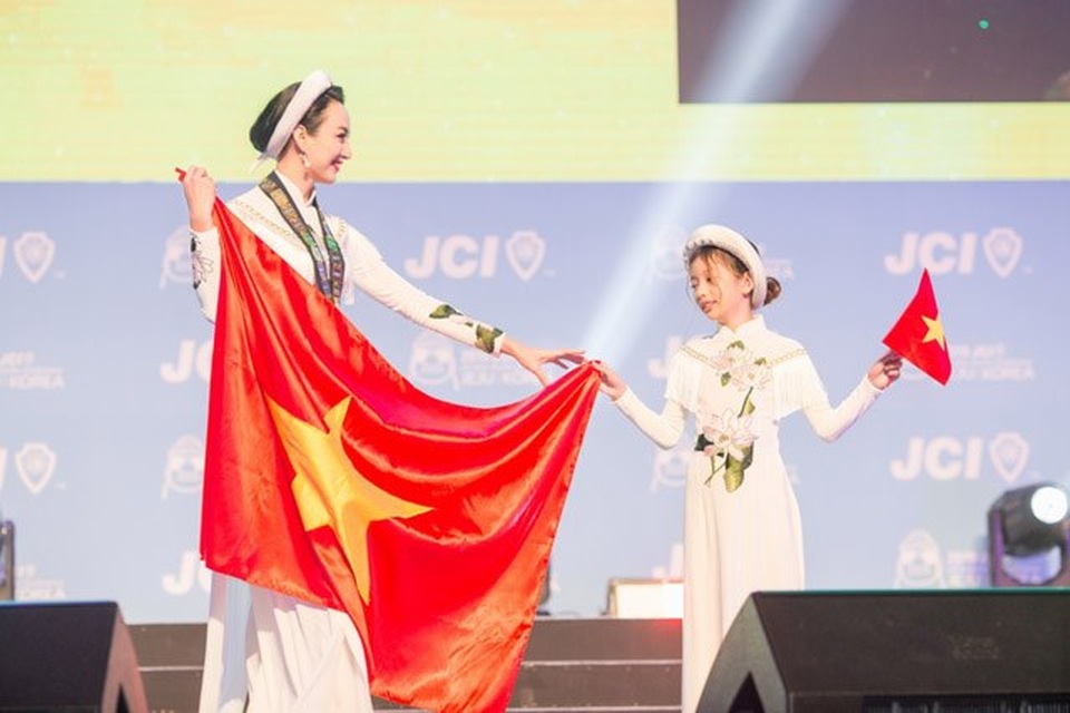 “Phải đồng lòng bảo hộ áo dài Việt”! - 18