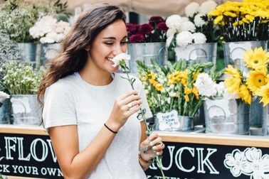 Phụ nữ hào phóng hơn đàn ông do hoạt động não bộ của họ