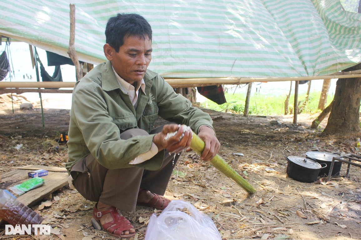 Nữ nhân viên giữ rừng ăn cơm chan nước mắm, ngậm ngùi trong ngày giáp Tết - 5 Nữ nhân viên giữ rừng ăn cơm chan nước mắm, ngậm ngùi trong ngày giáp Tết - 5