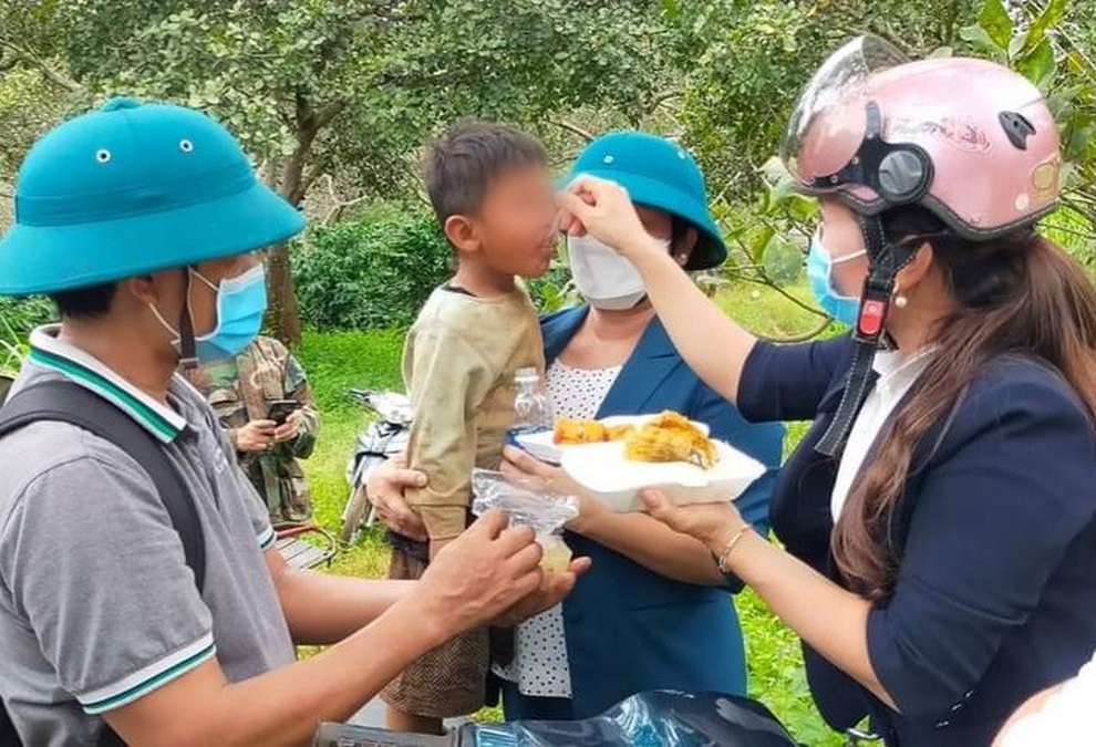 Cháu bé 3 tuổi được tìm thấy sau một ngày lạc trong rừng - 2 Cháu bé 3 tuổi được tìm thấy sau một ngày lạc trong rừng - 2