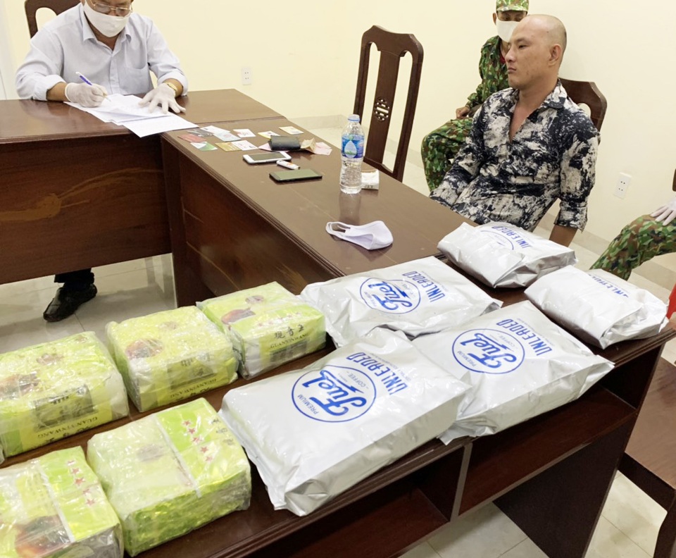 Bắt đối tượng mang 3 khẩu súng, vận chuyển 21kg ma túy qua biên giới - 2 Bắt đối tượng mang 3 khẩu súng, vận chuyển 21kg ma túy qua biên giới - 2