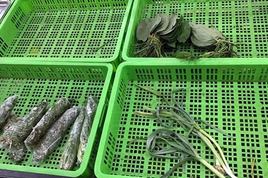 Chuyện hiếm Hà Nội: Chia nhau bó rau dập nát, "nhắm mắt" ăn liều đồ Trung Quốc