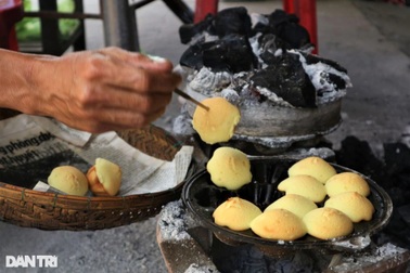Đỏ lửa ngày đêm để làm nên loại bánh "đánh thức" hương vị Tết