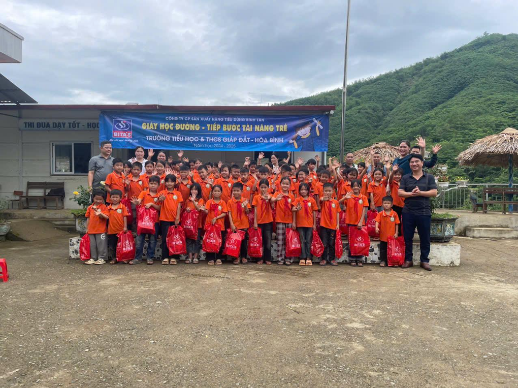 Mỗi đôi giày - một niềm tin: Bita’s tiếp bước mầm non đất nước trên hành trình tới trường - 1 Mỗi đôi giày - một niềm tin: Bita’s tiếp bước mầm non đất nước trên hành trình tới trường - 1