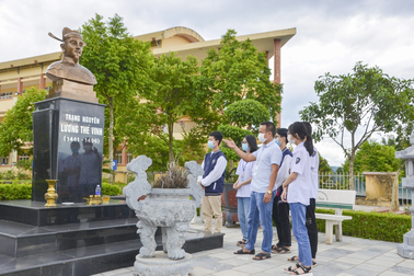 Học sử không thể phụ thuộc hoàn toàn vào sách giáo khoa