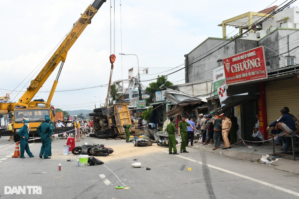 Vụ tai nạn 5 người thương vong: Ô tô ngoặt gấp tông nhiều xe máy, nhà dân - 2 Vụ tai nạn 5 người thương vong: Ô tô ngoặt gấp tông nhiều xe máy, nhà dân - 2